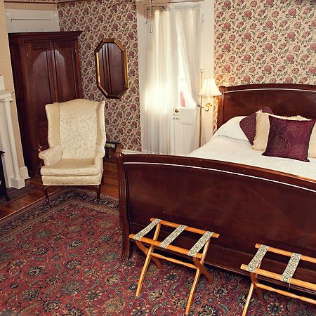 The Carriage Inn Bed And Breakfast Charles Town Eksteriør billede