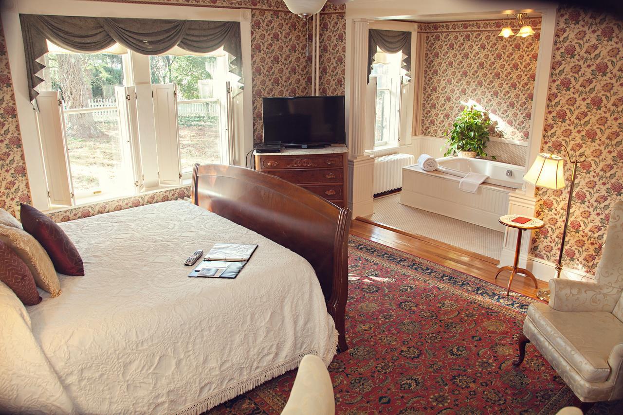 The Carriage Inn Bed And Breakfast Charles Town Eksteriør billede