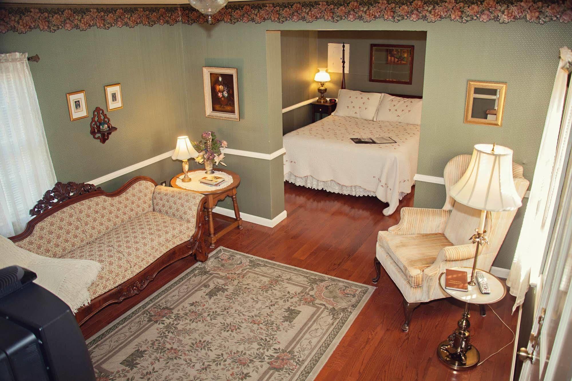 The Carriage Inn Bed And Breakfast Charles Town Eksteriør billede
