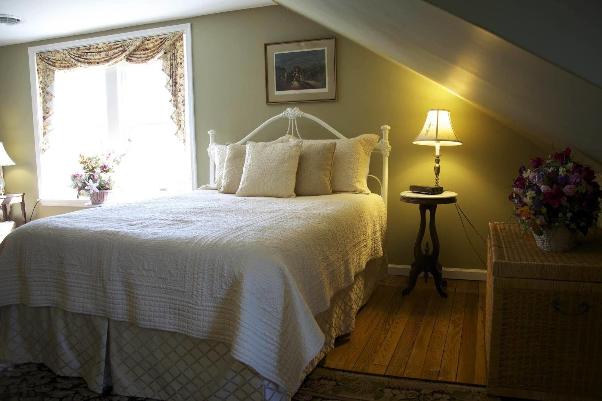 The Carriage Inn Bed And Breakfast Charles Town Eksteriør billede